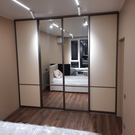 Раздвижные двери купе для встроенного шкафа в спальне 